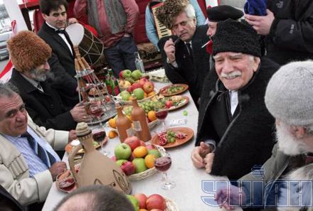 Армен Джигарханян знімається в молодіжній комедії в Києві (фото)