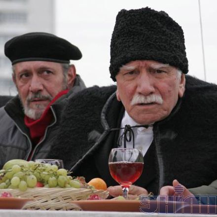 Армен Джигарханян знімається в молодіжній комедії в Києві (фото)