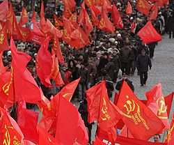 Колона прихильників Компартії рухається у центр Києва. 7 листопада