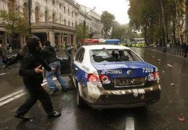 У зіткненнях грузинської опозиції з поліцією постраждали 360 людей (фоторепортаж)