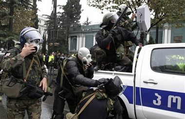 У зіткненнях грузинської опозиції з поліцією постраждали 360 людей (фоторепортаж)