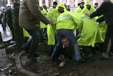 У зіткненнях грузинської опозиції з поліцією постраждали 360 людей (фоторепортаж)