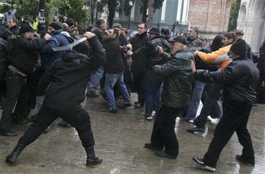 У зіткненнях грузинської опозиції з поліцією постраждали 360 людей (фоторепортаж)