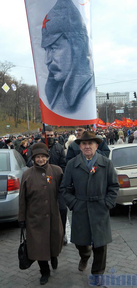 Украинские коммунисты вышли с портретами всех палачей украинского народа