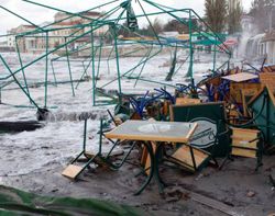 Каркаси для літнього накриття, столи та стільці на набережній розкидані й зламані внаслідок негоди у Севастополі. 11 листопада 