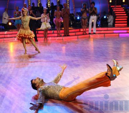 Максим Неліпа і Олена Шоптенко танцюють під час прямого ефіру телепроекту ”Танці з зірками-3” у суботу, 10 листопада