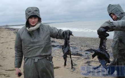 Що російський танкер зробив з Чорним морем (фоторепортаж)