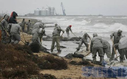 Що російський танкер зробив з Чорним морем (фоторепортаж)