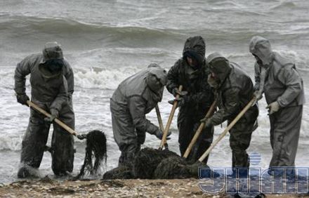 Що російський танкер зробив з Чорним морем (фоторепортаж)