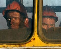 Гірники, яким вдалося врятуватися на шахті ім. Засядька, сидять у мікроавтобусі. Донецьк, 18 листопада 