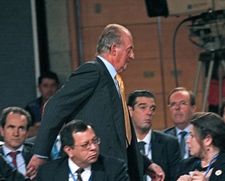 Король Іспанії залишає залу засідань. Фото АР