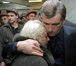 Віктор Ющенко втішає жінку, родич якої постраждав під час вибуху на шахті ім. Засядька. Донецьк, 19 листопада 