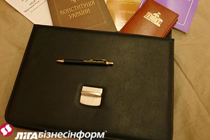 Нардепам уже роздали портфелі (фото)