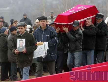 Самому старшему из погибших было 49 лет, самому молодому - 21 (фоторепортаж с похорон шахтеров)

