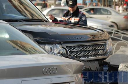 На Крещатике столкнулись Audi, Peugeot и депутатский Range Rover (фоторепортаж)