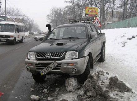 Под Киевом джип сбил трех школьниц (фото)
