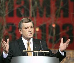 Виктор Ющенко выступает во время церемонии открытия выставки «Украина помнит! Голодомор 1932-1933 гг. – геноцид Украинского народа». Киев, 21 ноября