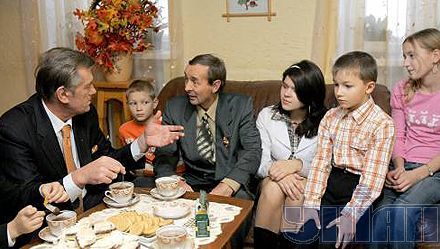 Виктор Ющенко во время посещения Центра социальной опеки «Отчий дом» в с. Петривске (Киевская обл.). 21 ноября