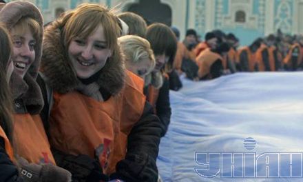 В Киеве развернули самый большой флаг Украины (фоторепортаж)
