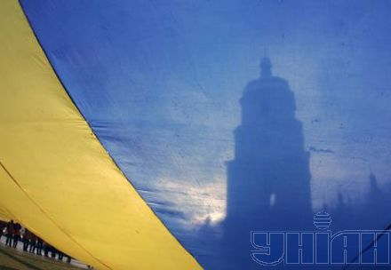 В Киеве развернули самый большой флаг Украины (фоторепортаж)