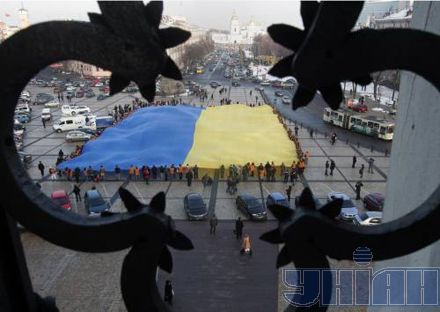 В Киеве развернули самый большой флаг Украины (фоторепортаж)