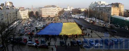 В Киеве развернули самый большой флаг Украины (фоторепортаж)