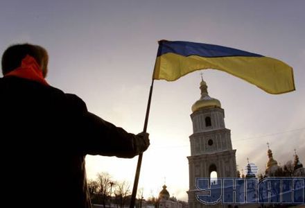 В Киеве развернули самый большой флаг Украины (фоторепортаж)