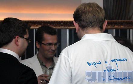 Журналист-депутат Андрей Шевченко (cо спины) соскучился по старым временам (надпись на футболке: “Вірю в кожного з вас. В.Ющенко ”)