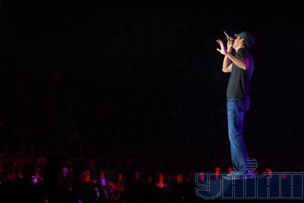 Водка, расстегнутые джинсы, 70-летние фанатки - Иглесиас выступил в Киеве (фото)