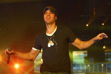 Водка, расстегнутые джинсы, 70-летние фанатки - Иглесиас выступил в Киеве (фото)