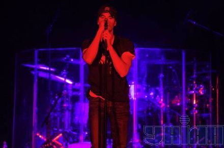 Водка, расстегнутые джинсы, 70-летние фанатки - Иглесиас выступил в Киеве (фото)