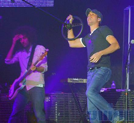 Водка, расстегнутые джинсы, 70-летние фанатки - Иглесиас выступил в Киеве (фото)