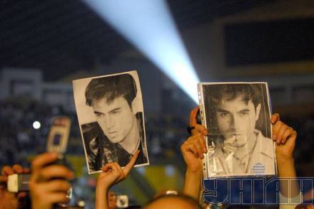 Водка, расстегнутые джинсы, 70-летние фанатки - Иглесиас выступил в Киеве (фото)