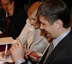 Юлия Тимошенко и Вячеслав Кириленко подписывают соглашение о демократической коалиции. Киев, 29 ноября