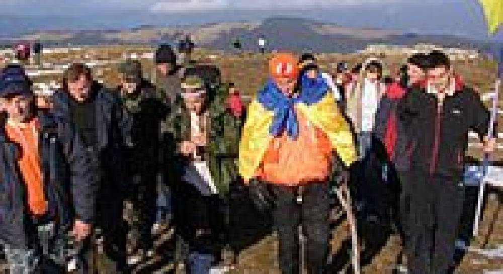 Молодіжне крило Нашої України ударило по акту вандалізму на Говерлі