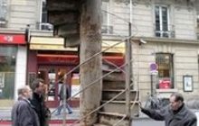 Французи продали шматок Ейфелевої вежі (фото)