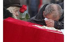 Самому старшему из погибших было 49 лет, самому молодому - 21 (фоторепортаж с похорон шахтеров)