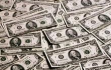 Митники знайшли купу доларів