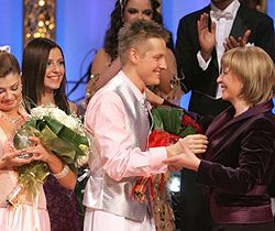 Катерина Ющенко поздоровляє переможців телепроекту ”Танці з зірками-3” польського актора Марчіна Мрочека та Ганну Пелипенко. Київ, 2 грудня 