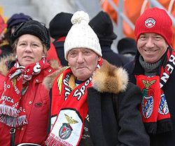 Вболівальники ФК ”Бенфіка” (Португалія) на стадіоні ”Олімпійський” у Донецьку. 3 грудня