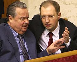 Арсений Яценюк и Иван Плющ разговаривают во время пленарного заседания ВР. Киев, 4 декабря
