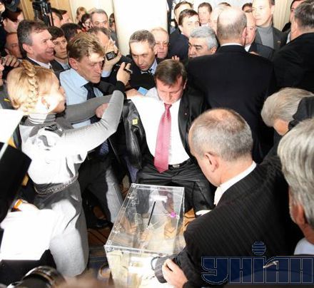 Як Тимошенко у Верховній Раді бійку рознімала (фоторепортаж)