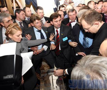 Як Тимошенко у Верховній Раді бійку рознімала (фоторепортаж)
