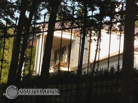 В этом доме в Міжгір`ї живет Виктор Янукович