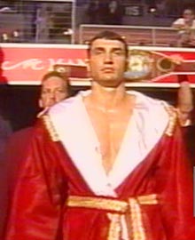 ”Тот самый” халат идет с боксером на ринг