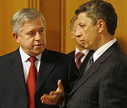 Анатолий Кинах и Юрий Бойко разговаривают в перерыве заседания Кабмина. Киев, 5 декабря