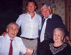Олег Блохін з батьками і братом. Фто з сайту ”Сегодня”