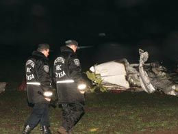 Сотрудники МЧС у обломков самолета вблизи аэропорта ”Жуляны”, 9 декабря 2007 г. 