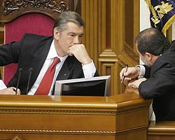 Віктор Ющенко і Віктор Балога спілкуються під час голосування за кандидатуру Юлії Тимошенко. Київ, 11 грудня 