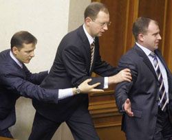 Бютівець Олег Ляшко допомагає спікеру Арсенію Яценюку виводити з президії ВР депутата-регіонала. Київ, 11 грудня